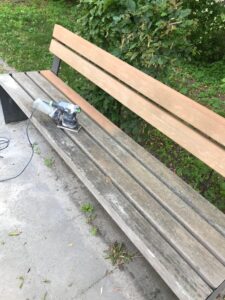 vorher: Sitzbank verwittert